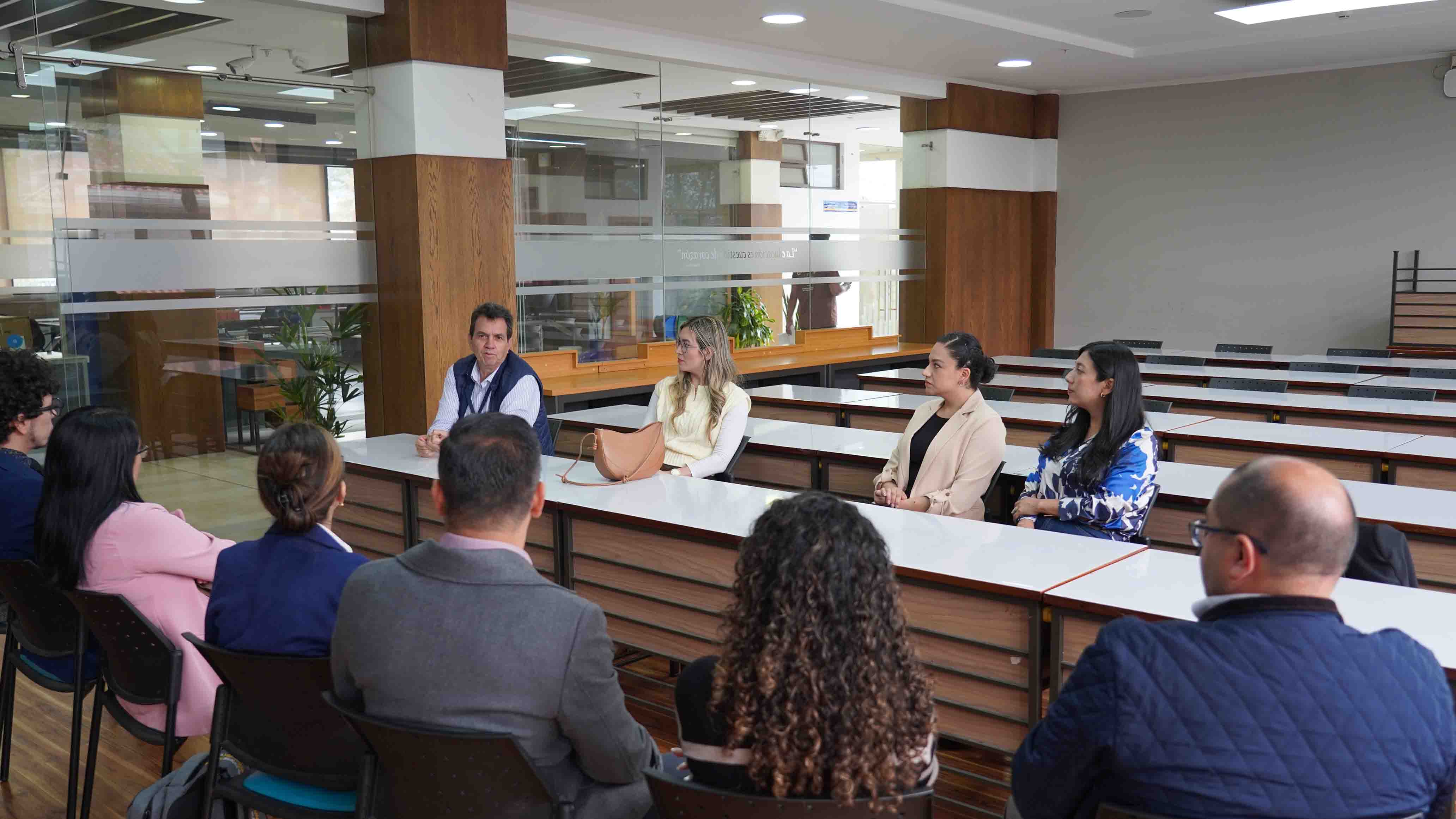 La ASINM vista la UPS