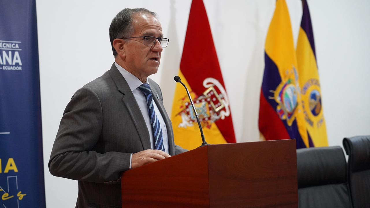 Dr. Fernando Moscoso vicerrector de la sede Cuenca inauguró el S. R.S.