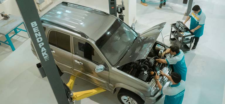 Estudiantes de Ingeniería Automotriz en los laboratorios Sede Guayaquil