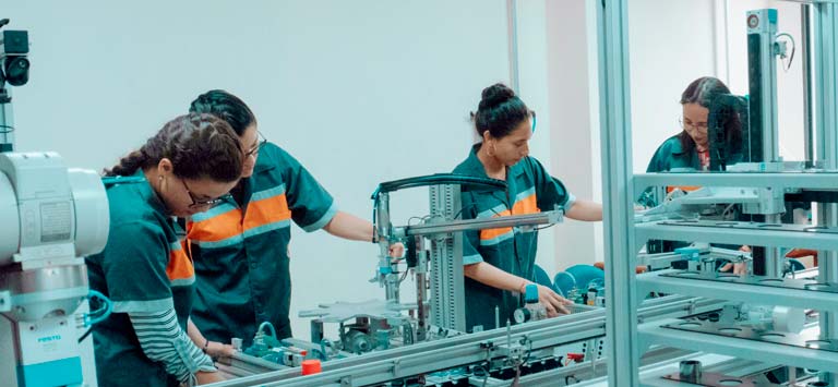 Estudiantes de Mecatrónica en los laboratorios Sede Guayaquil