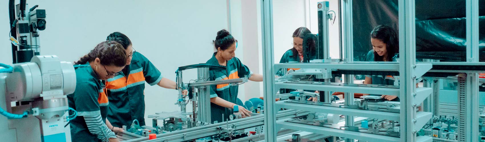 Estudiantes de Mecatrónica en los laboratorios Sede Guayaquil