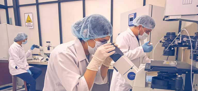 Estudiantes de Biotecnología en los laboratorios Sede Cuenca