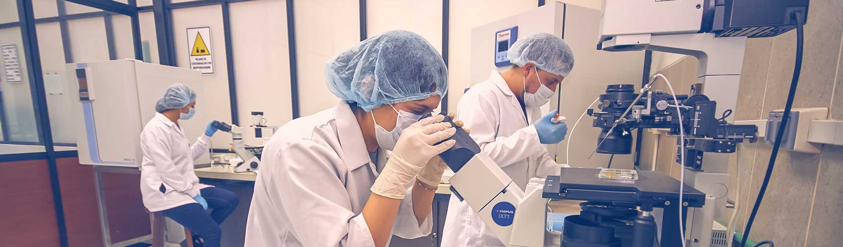 Estudiantes de Biotecnología en los laboratorios Sede Cuenca