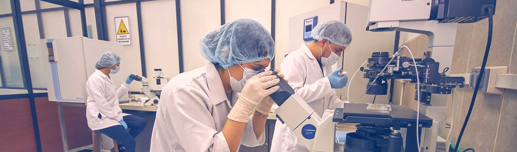 Estudiantes de Biotecnología en los laboratorios Sede Cuenca