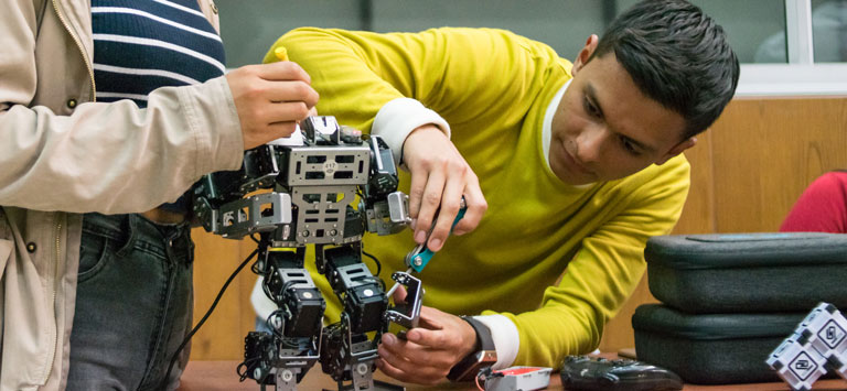 Estudiantes de la Carrera de Electrónica y Automatización Cuenca