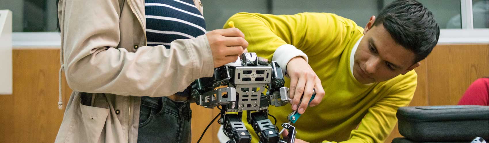 Estudiantes de la Carrera de Electrónica y Automatización Cuenca