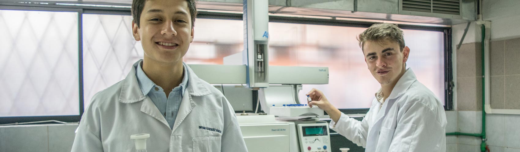 Estudiantes de de Ingeniería Ambiental en los laboratorios Sede Cuenca