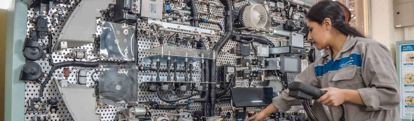 Estudiante de Ingeniería Automotriz en los laboratorios Sede Cuenca