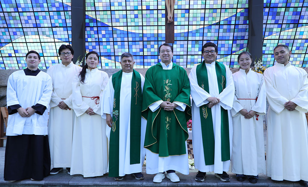 Jóvenes del ASU junto a los sacerdotes celebraron la Eucaristía