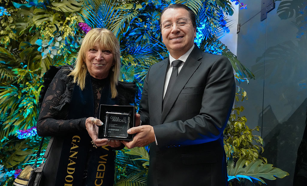 Enza Bosetti Directora del Poryecto ISOSPAM junt al P. Juan Cárdenas Rector de la UPS