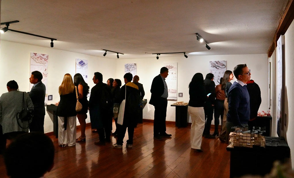 Recorrido por las salas del Museo Oswaldo Muñoz Mariño, donde el público aprecia las maquetas, láminas y proyectos de titulación de “Expo 1:2”.