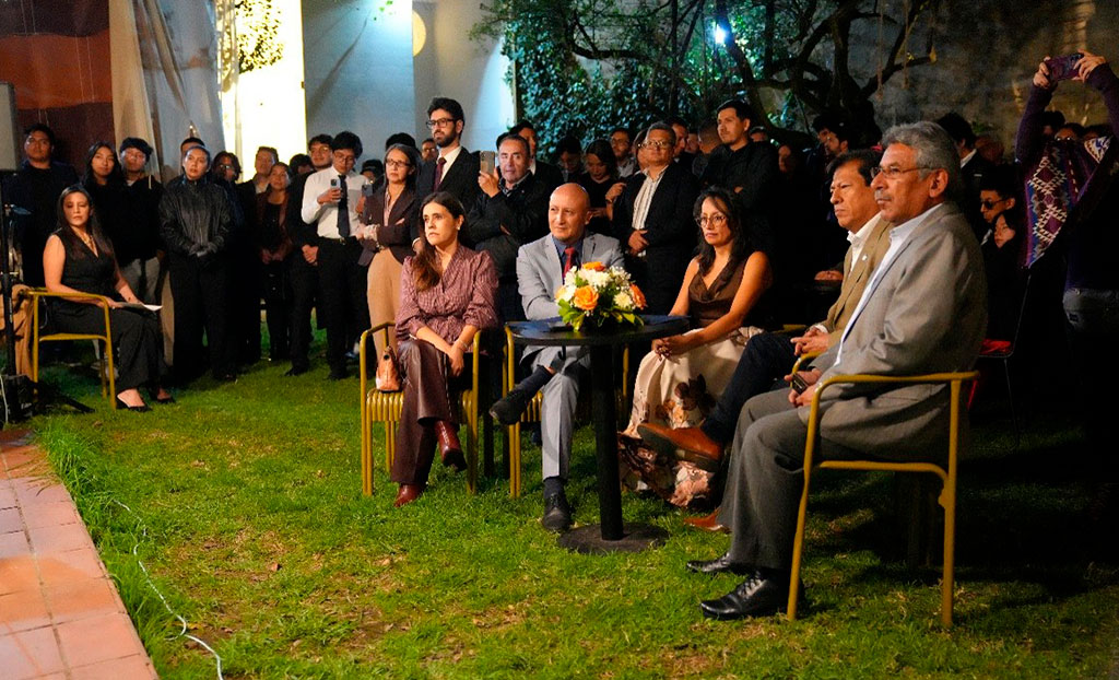 Autoridades universitarias, directivos institucionales e invitados especiales durante el acto de inauguración de la “Expo 1:2”.