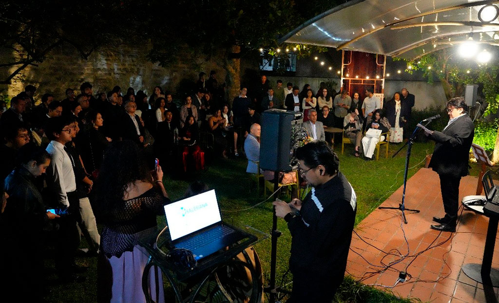 Estudiantes, docentes, familias y público en general comparten la apertura de la exhibición en el Museo Oswaldo Muñoz Mariño