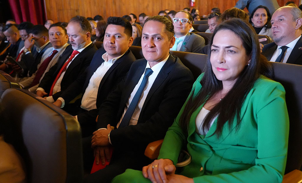 Delegaciones de los consultorios jurídicos acreditados del país e invitados especiales durante la sesión solemne en el Teatro Sucre de Cuenca.