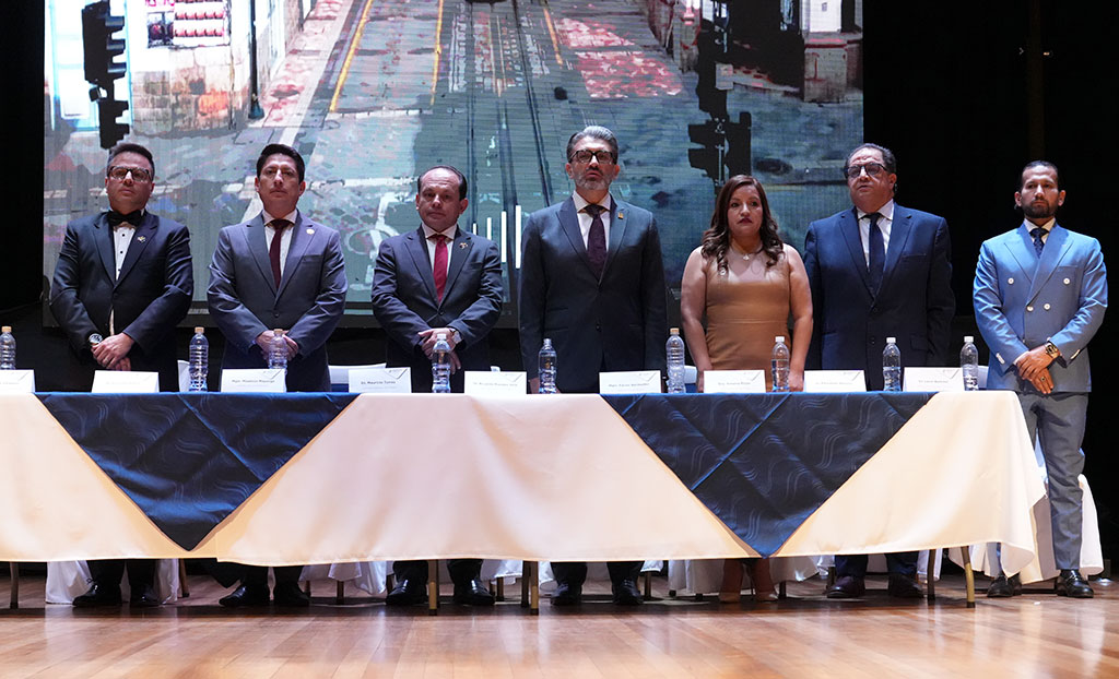 Mesa directiva y autoridades de la Defensoría Pública del Ecuador durante la sesión solemne por el Día del Defensor Público en el Teatro Sucre de Cuenca.