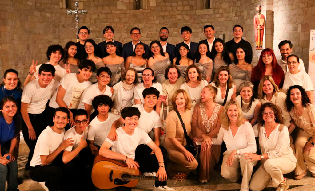 Intercambio cultural y musical: el elenco de la UPS comparte escenario con agrupaciones de diversos países al cierre de los talleres del festival.