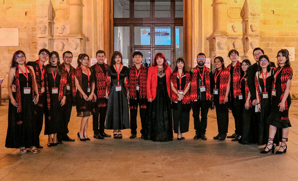 La delegación del grupo ASU Coro Sede Quito, encabezada por su directora Karol Caicedo, lista para su presentación de gala en los escenarios de Cataluña.