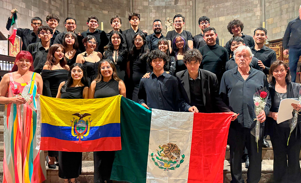 Coristas de la UPS junto a la delegación de México tras el concierto conjunto en la basílica.