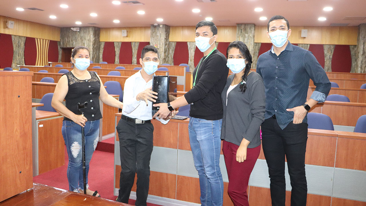 Anthony Macías y su madre recibieron el equipo que lo ayudará a completar sus estudios universitarios