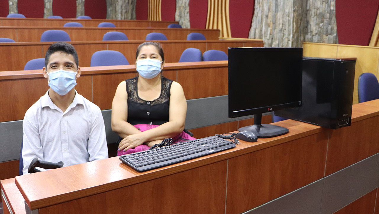 Anthony Macías, junto a su madre, María Heredero