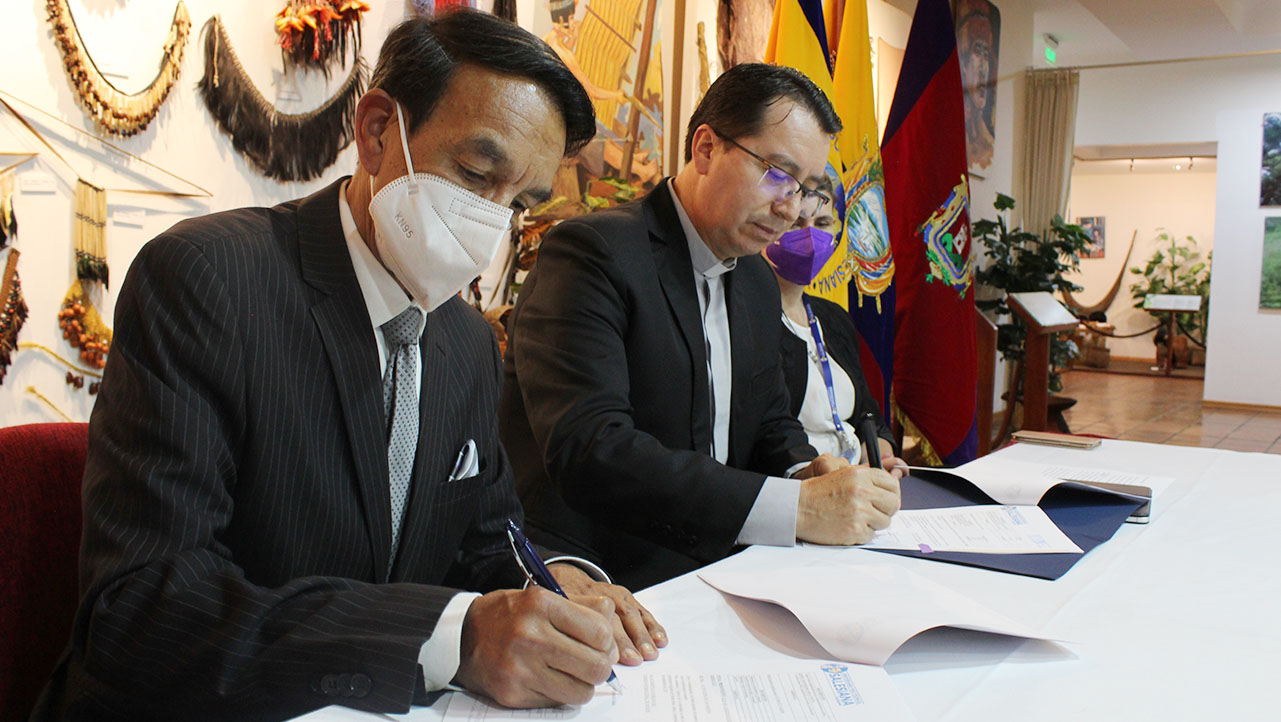 Juan Carlos Fernández, presidente de ICOM Ecuador y el P. Juan Cárdenas, rector de la UPS firman convenio interinstitucional