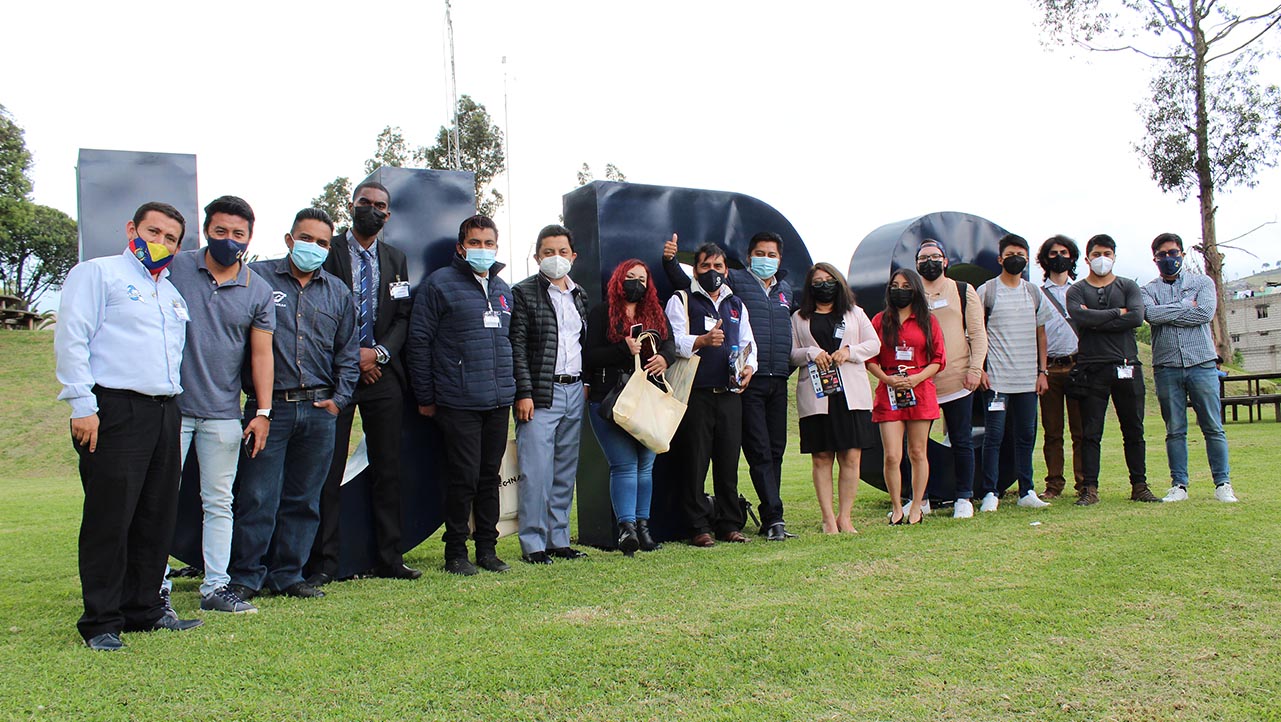 Expositores, organizadores y estudiantes de Mecánica en el evento