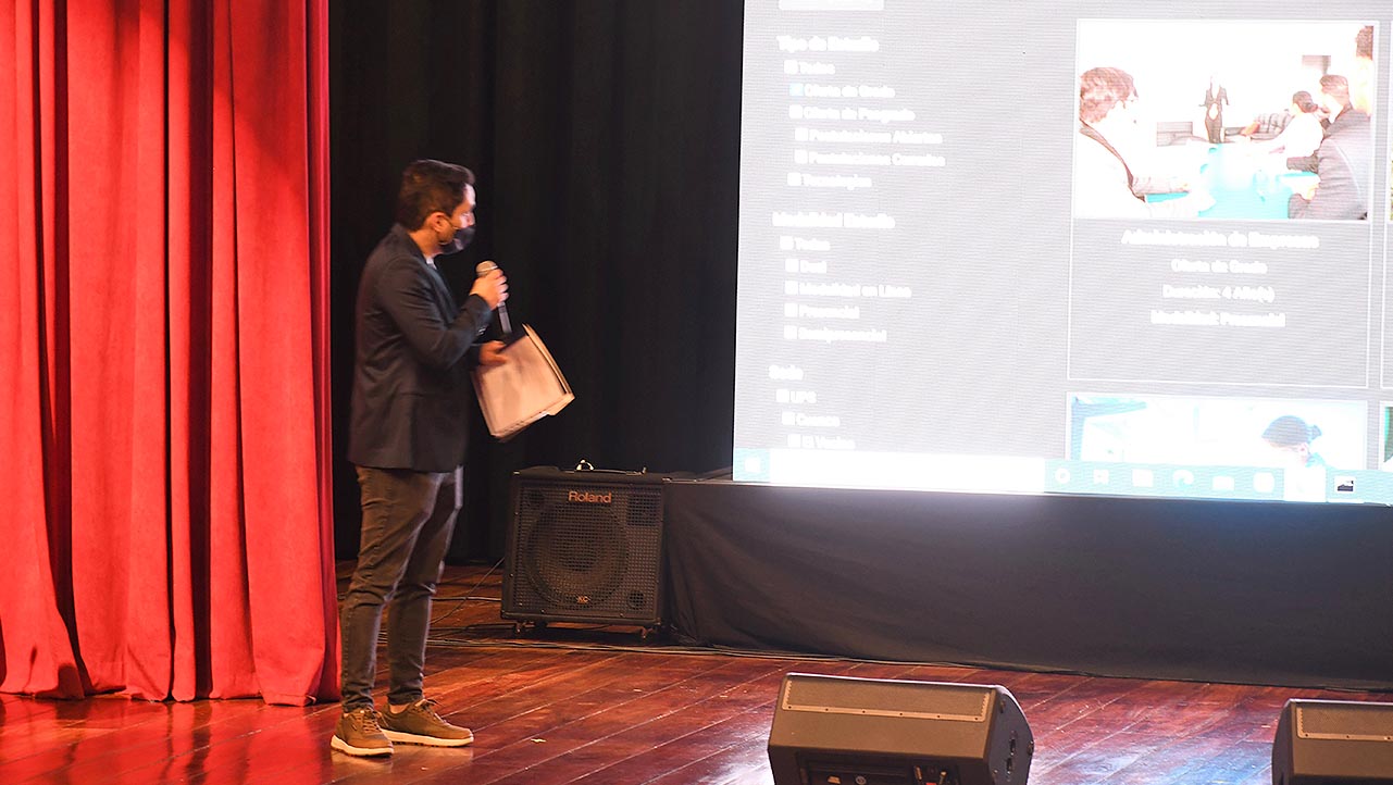 Pedro Rodríguez presenting the website's features