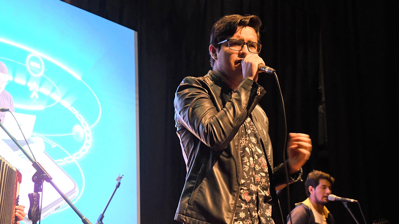 Josué Abad, vocalista del Grupo de Música Moderna de la sede Cuenca