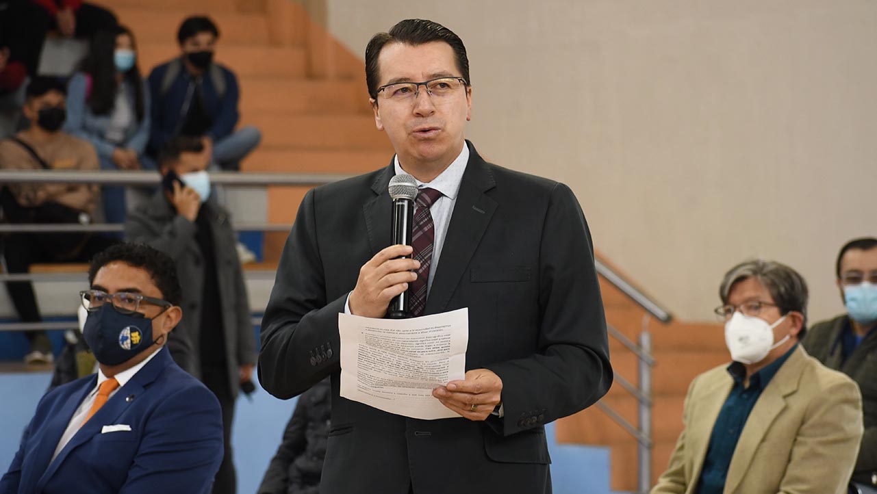 P. Juan Cárdenas, Rector de la UPS, durante las palabras de bienvenida