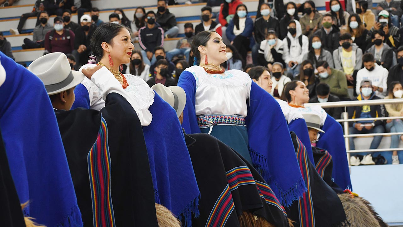 Presentación del grupo ASU de danza folclórica de la sede Cuenca