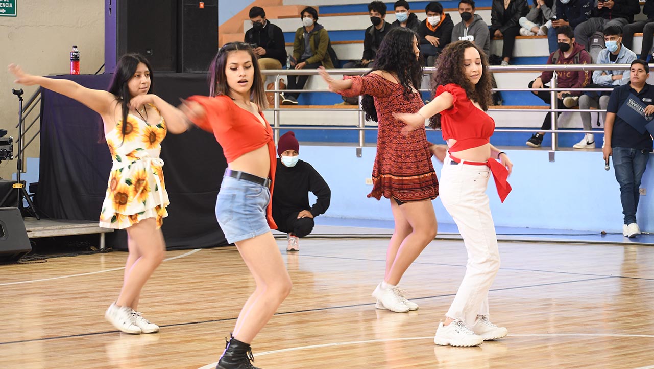 Presentación del grupo ASU de danza moderna de la sede Cuenca