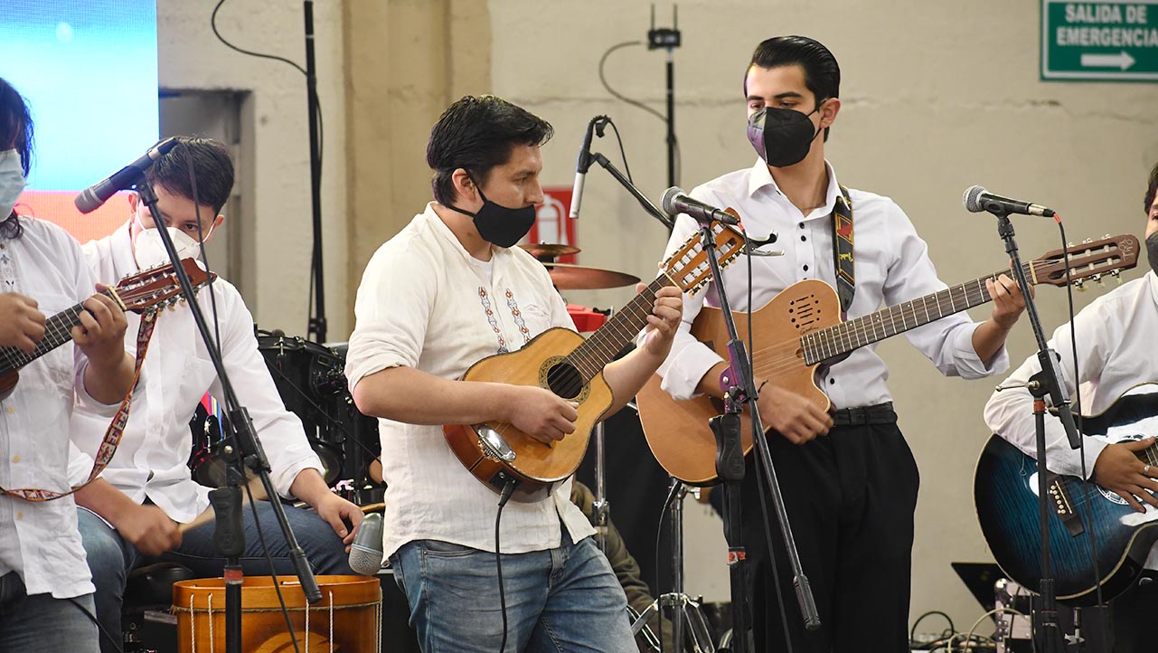 Presentación del grupo ASU de música tradicional de la sede Cuenca
