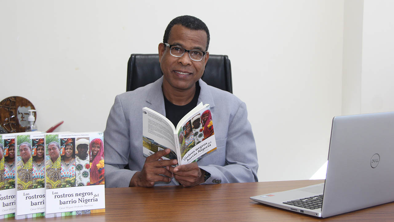 César Andrade con el libro: