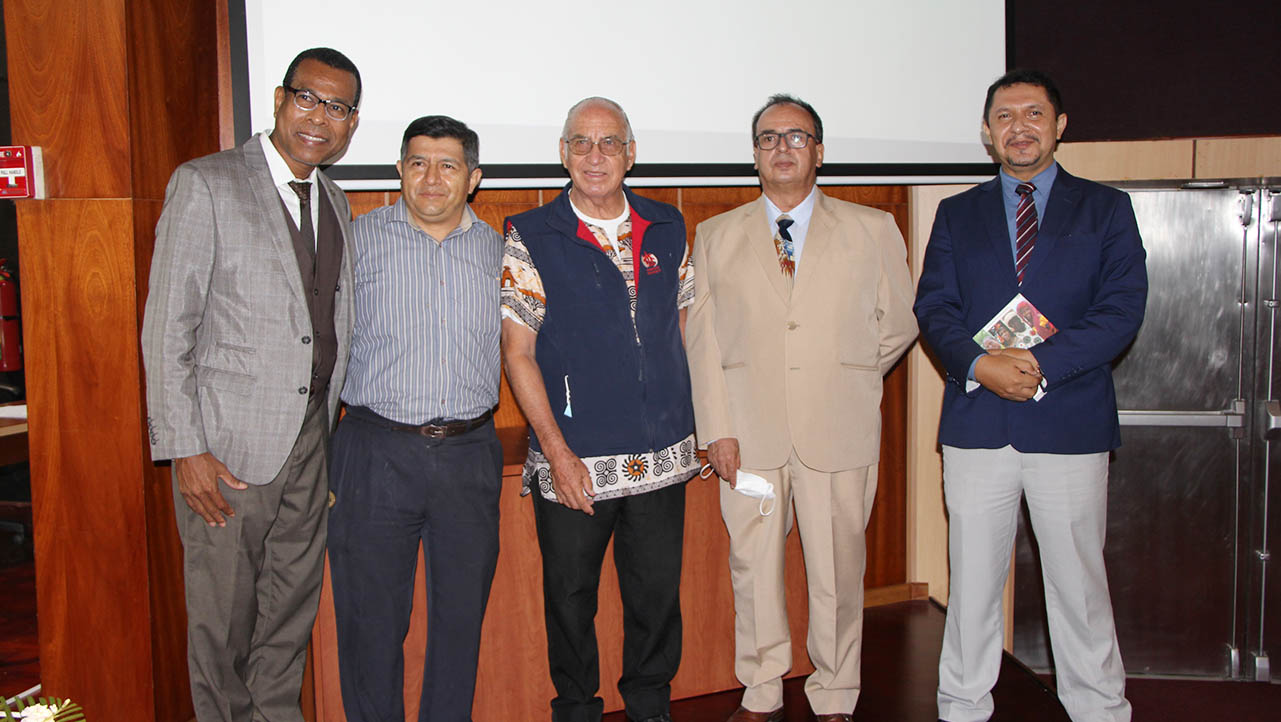 (De izq.) César Andrade, P. Raúl Conza, P. Marco Paredes, Luis Álvarez; Raúl Álvarez