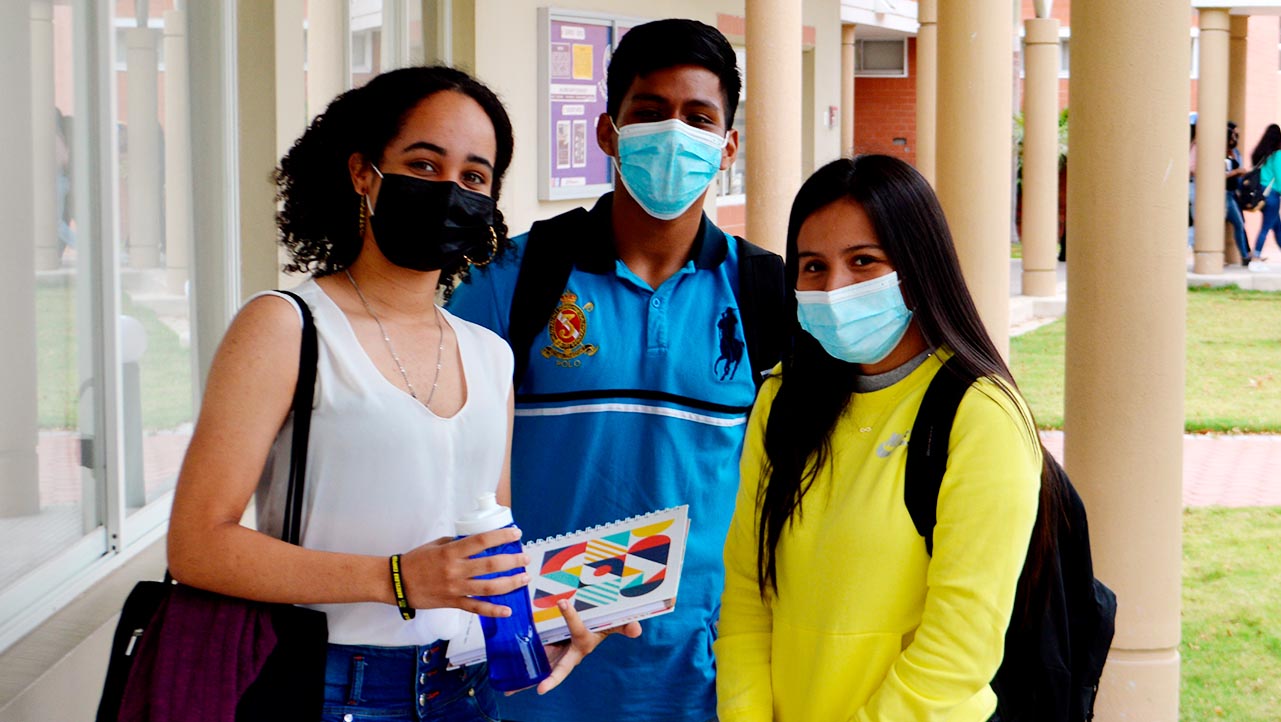 Estudiantes en el Campus María Auxiliadora