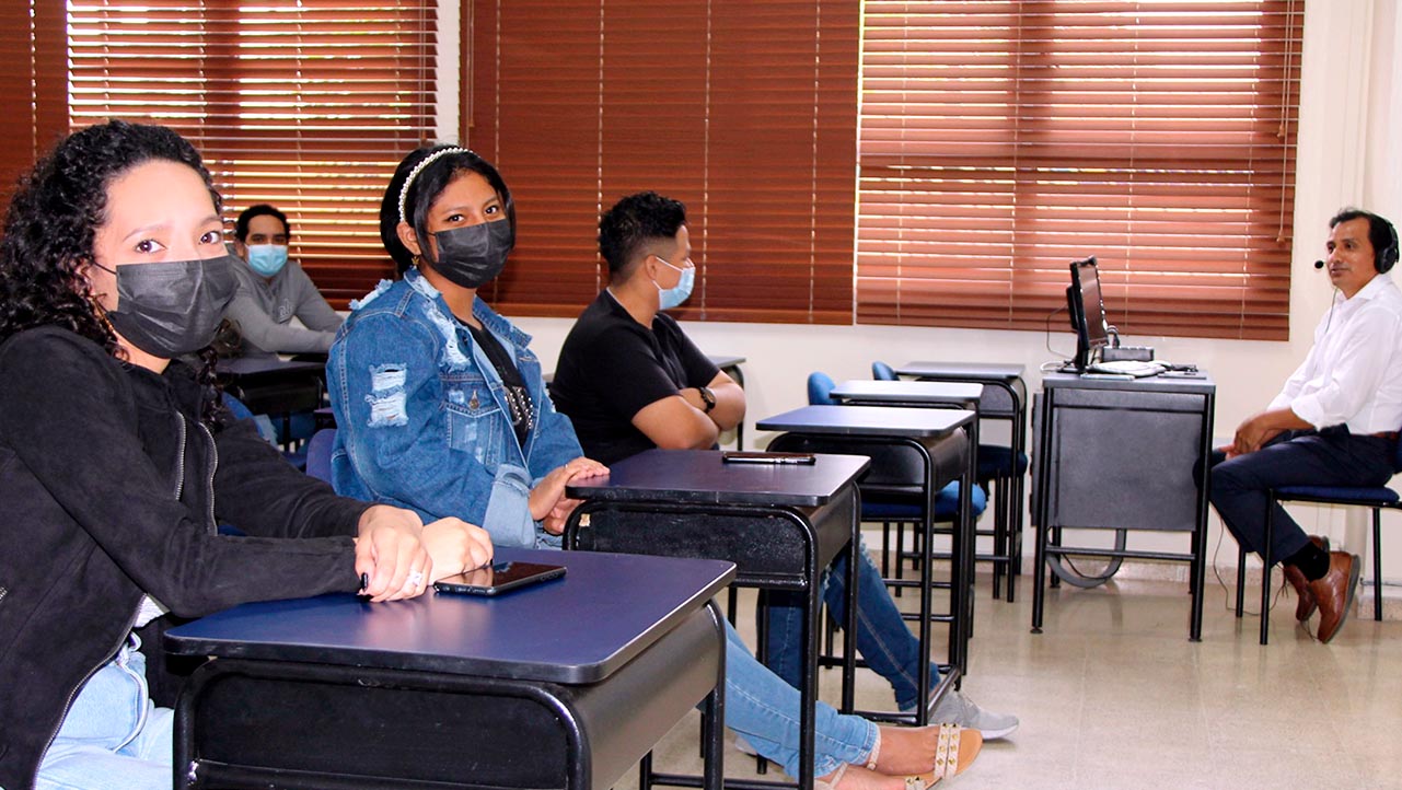 Estudiantes durante el aula de clases en su jornada académica